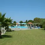 Отель Lintzi 2*