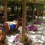 Lintzi Hotel